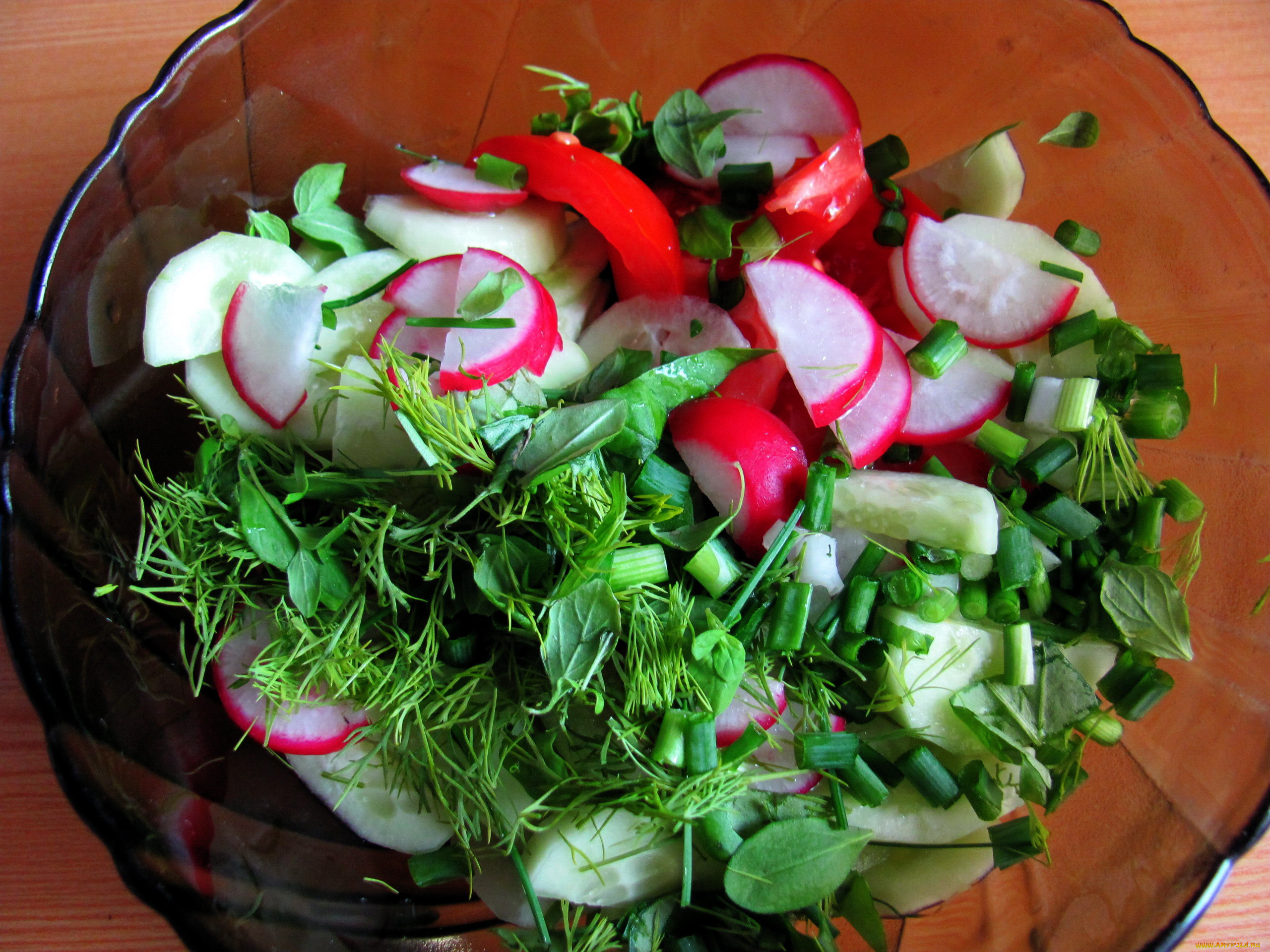 Салат помидоры лук укроп. Салат из редиса. Салат с укропом. Зелень для салатов. Салат с редиской и зеленью.